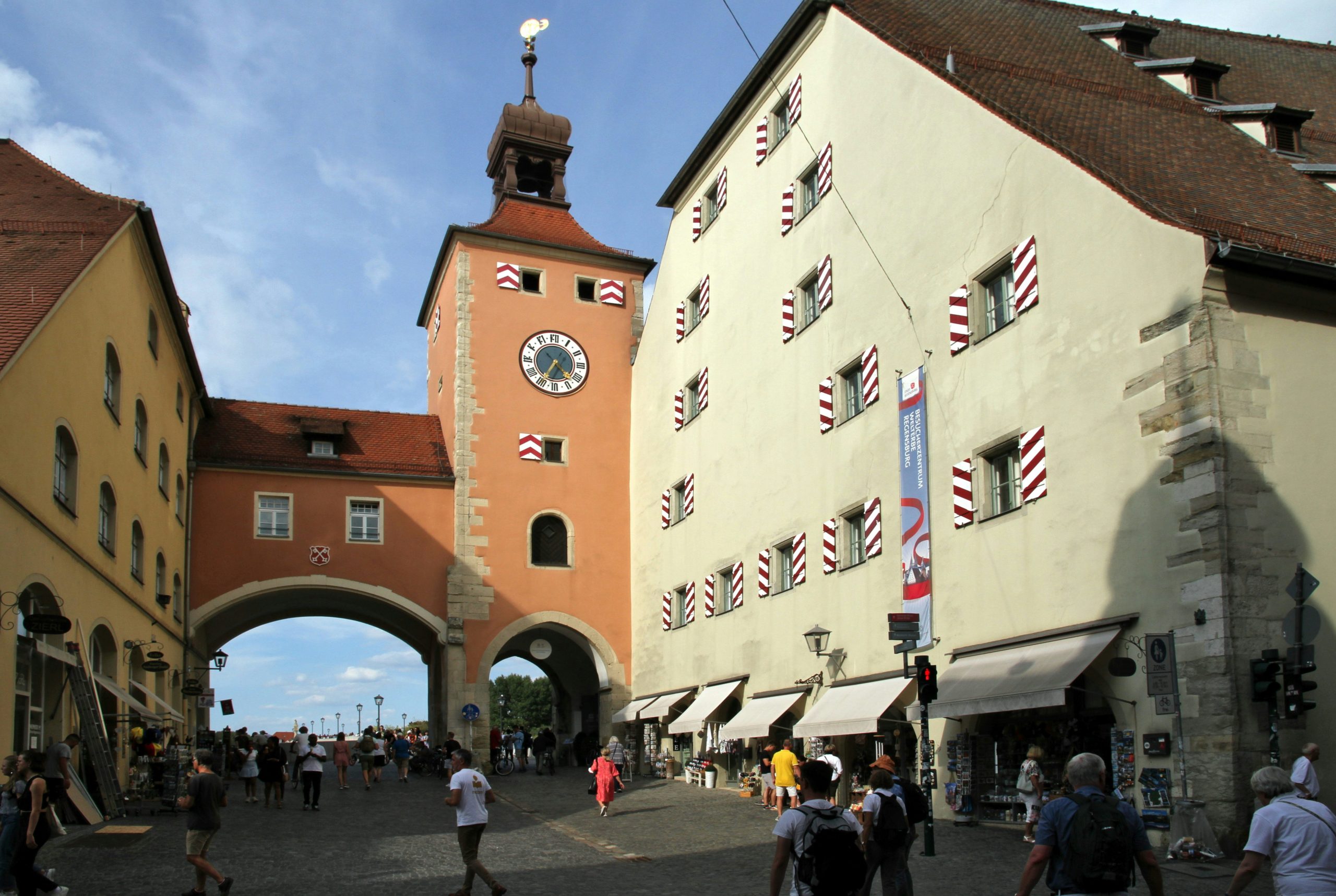 Blick auf den historischen Salzstadl und das südliche Tor der Steinernen Brücke zu Regensburg.