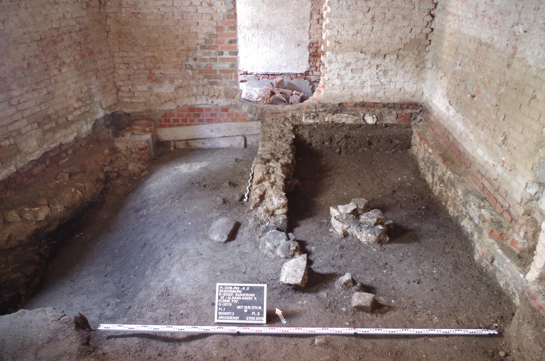 Ausgrabungsbild mit Mauer in der späteren Küche